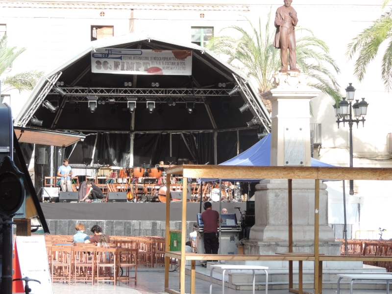 Preparatius d'escenari a la plaça de la Vila pel FIMPT